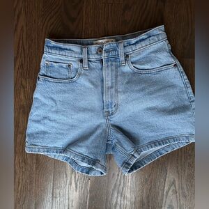 Abercrombie and fitch 4” Mom Short, Curve Love, Size 25